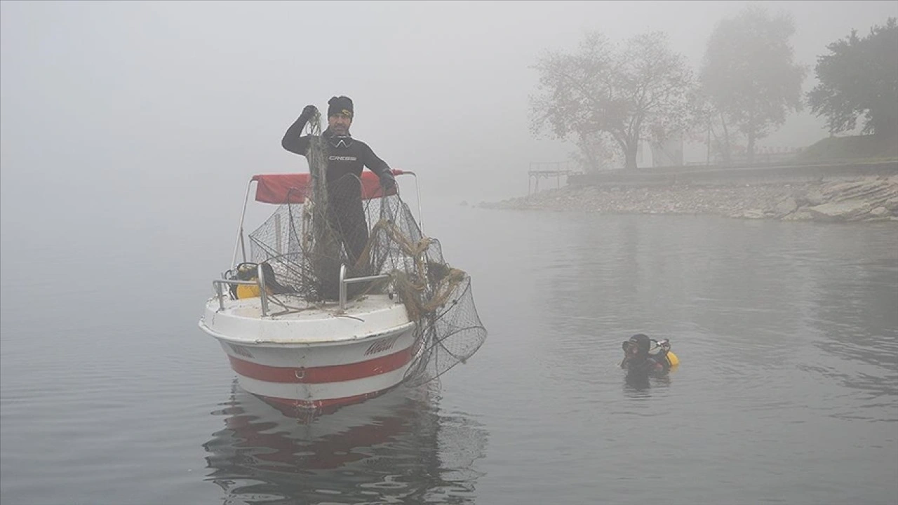 Sapanca Gölü 'hayalet ağ'lardan temizleniyor