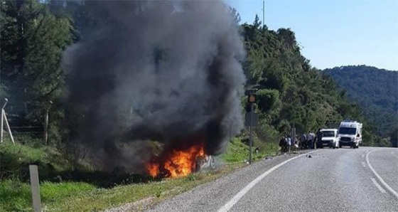 Şarampole savrulan otomobil alev alev yandı: 2 yaralı