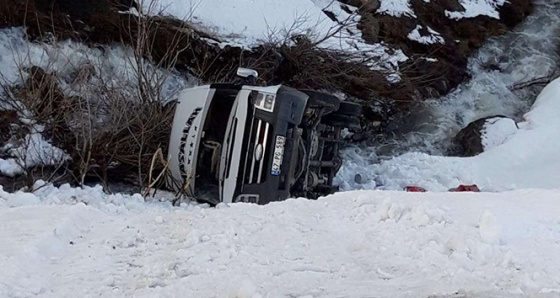 Şarampole yuvarlanan minibüsten sağ çıktılar