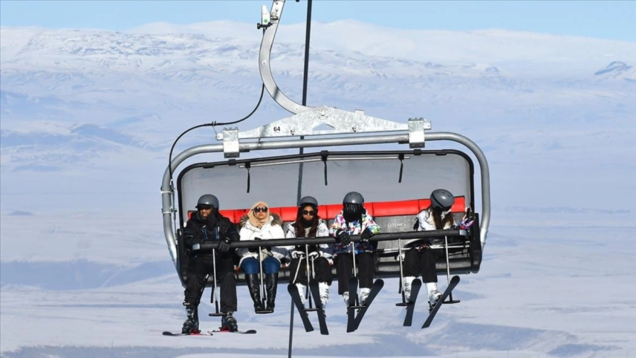 Sarıkamış Kayak Merkezi'nde turistlerin kayak keyfi devam ediyor