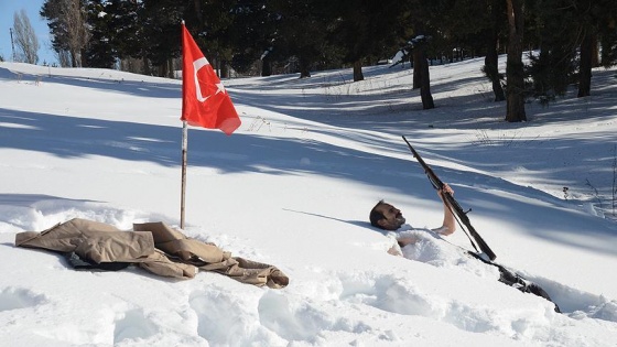 Sarıkamış Şehitleri için karda çıplak nöbet tuttu