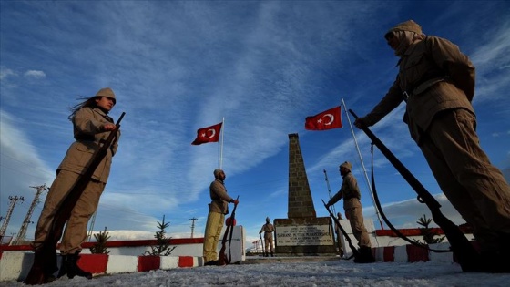 Sarıkamış şehitlerine sıfırın altında 10 derecede saygı nöbeti