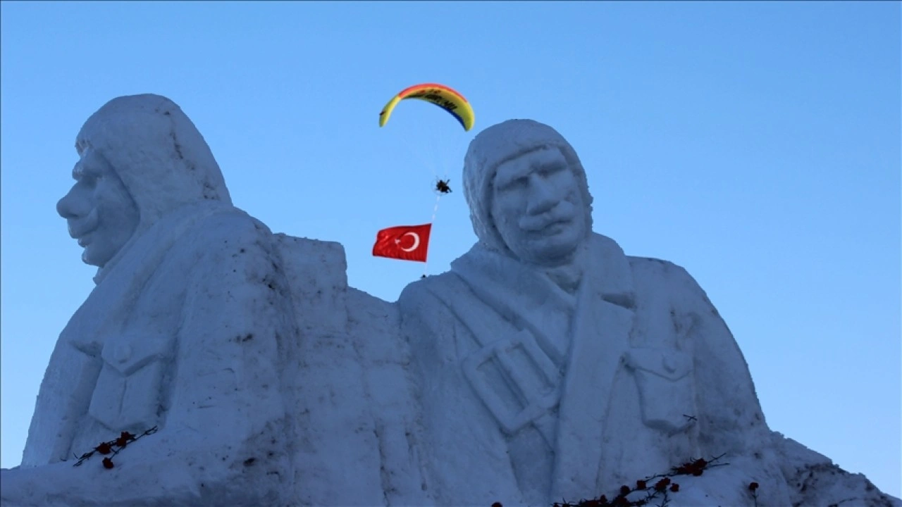 Sarıkamış'ta şehitler için yapılan 'Kardan Heykeller Sergisi' açıldı