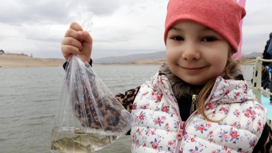 Sarımsaklı Barajı'na 120 bin sazan yavrusu bırakıldı