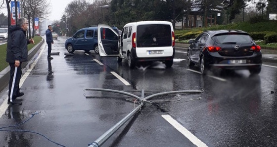 Sarıyer’de aydınlatma direği seyir halindeki otomobillerin üstüne devrildi