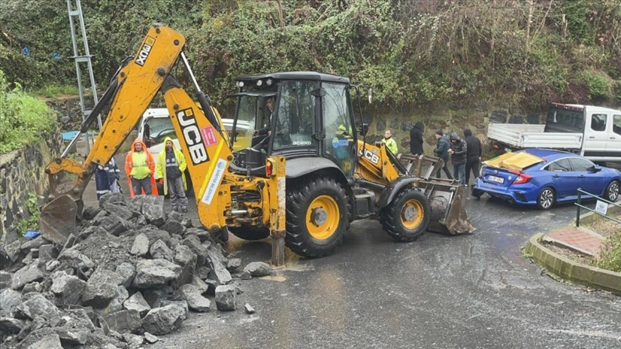 Sarıyer'de istinat duvarı otomobilin üzerine yıkıldı