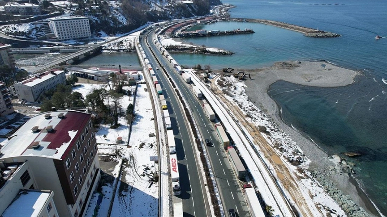 Sarp Sınır Kapısı ve Karadeniz Sahil Yolu'nda tır yoğunluğu oluştu