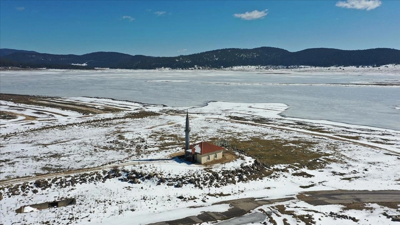 Seben Taşlı Yayla Göleti'nin yüzeyi buz tuttu