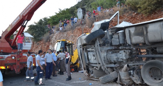 Sebze yüklü kamyon devrildi: 1 ölü