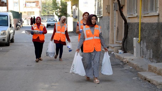 'Şefkat timi' kapı kapı dolaşıp iyilik dağıtıyor