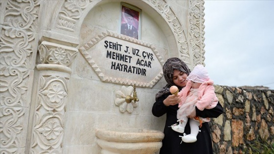 Şehidin göremediği kızına hem annelik hem babalık yapıyor