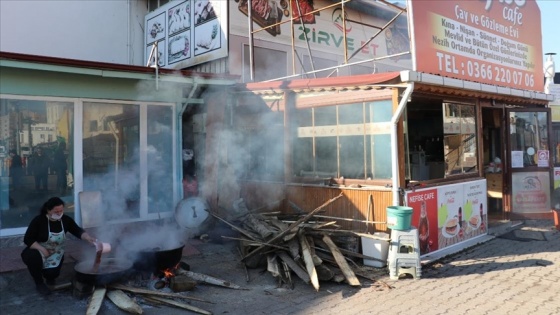 Şehir merkezinde kazanda kaynattığı pekmez gelir kapısı oldu