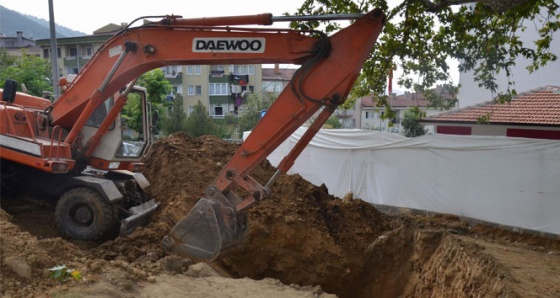 Şehir merkezinde kepçeyle define aradı