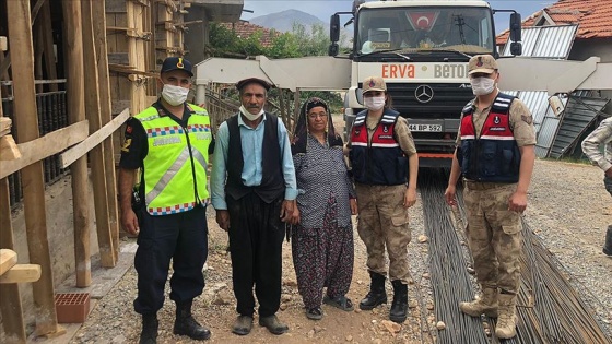 Şehit babasının evi jandarmanın desteğiyle onarılıyor