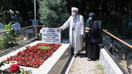 Şehit Kaymakam Muhammed Fatih Safitürk'ün ailesi oğullarının kabrini ziyaret etti