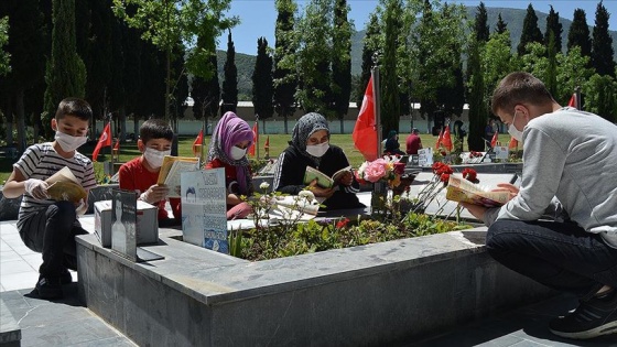 Şehit madencilerin çocukları 4 saatlik sürede babalarının mezarına koştu