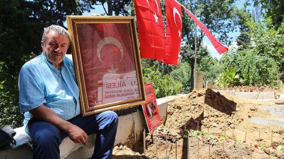 Şehit oğlunun kanlı bayrağını yanından ayırmıyor