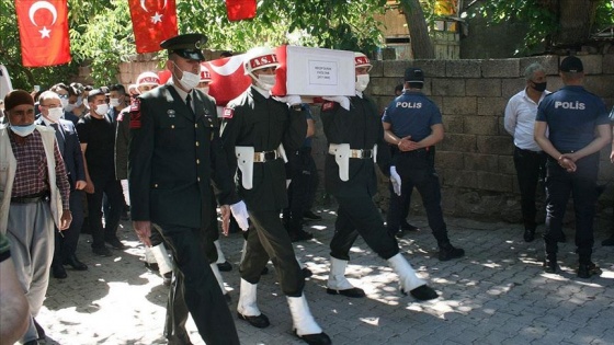 Şehit Piyade Sözleşmeli Onbaşı Durak'ın naaşı Elazığ'daki baba evine getirildi