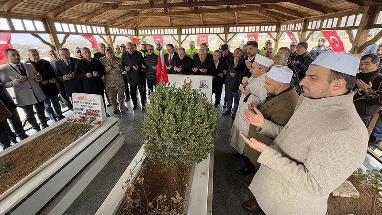 Şehit polis Fethi Sekin Elazığ'da kabri başında anıldı