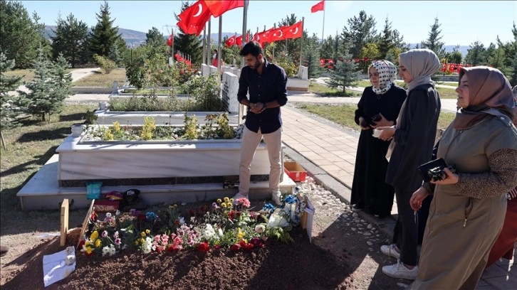 Şehit polis memuru Şeyda Yılmaz'ın kabri çiçekler ve duygu dolu mektuplarla donatıldı