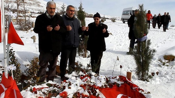 Şehit polis Sekin'in babası oğlunun kabrini ziyaret etti