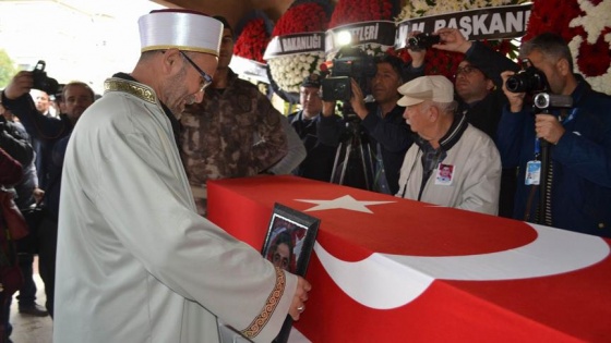Şehit polisin cenaze namazını imam babası kıldırdı