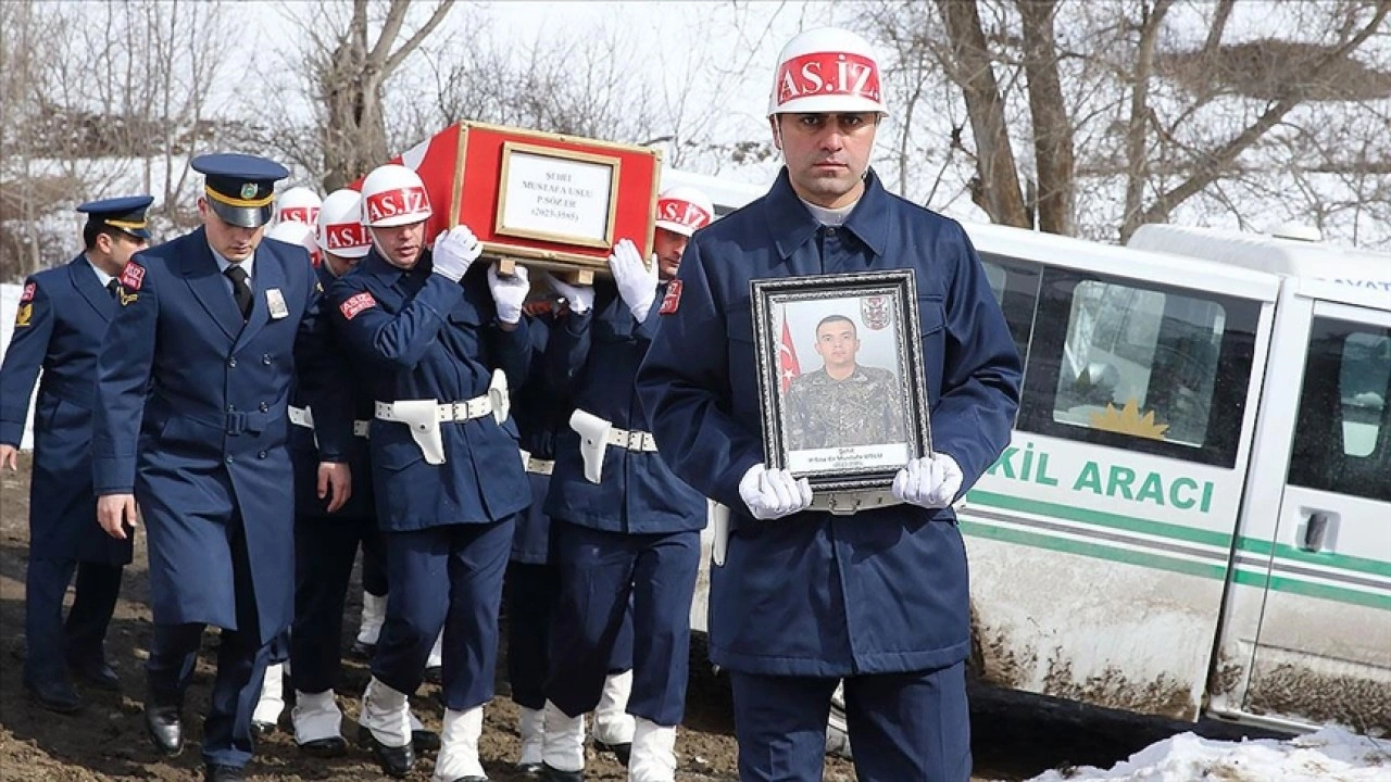 Şehit Sözleşmeli Er Uslu'nun annesine verdiği "ev" sözünü bakanlık yerine getirecek