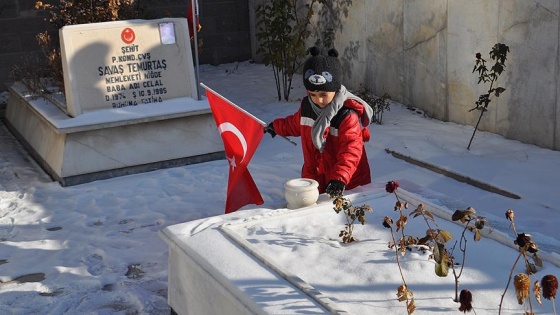 'Şehitler üşümesin' diye mezar taşındaki karları temizledi