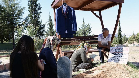 Şehitliğe oğlunun takım elbisesini getirdi