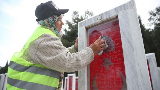 Şehitliklerin bakımı kadınlara emanet