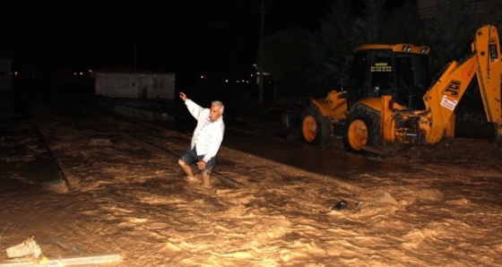 Sel suları Adıyaman’da asfaltları yerinden söktü