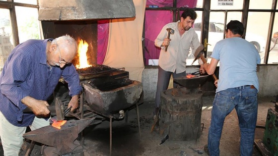 Selahattin usta mesleğini evlatlarıyla yaşatıyor