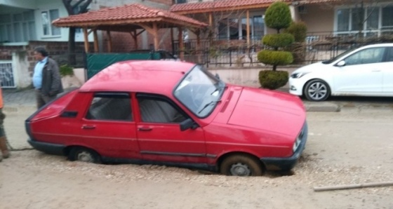 Selendi'de yol çöktü, otomobil çukura düştü