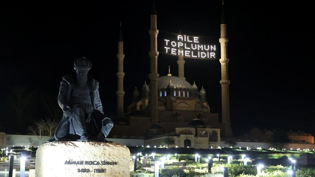 Selimiye Camisi'ne 'Aile toplumun temelidir' yazılı mahya asıldı