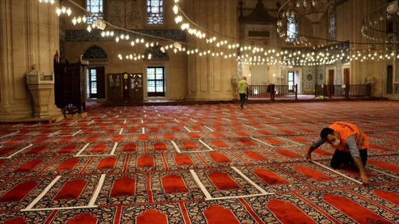 Selimiye'de cemaatin namaz kılabileceği alan bantlarla ayrıldı