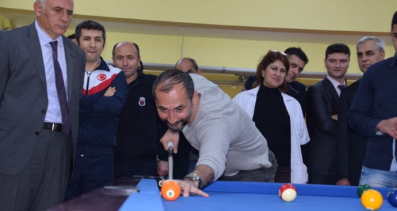 Semih Saygıner, çocuk mahkumlarla bilardo maçı yaptı