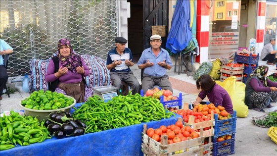 Semt pazarının duasını zabıta memuru yaptırıyor