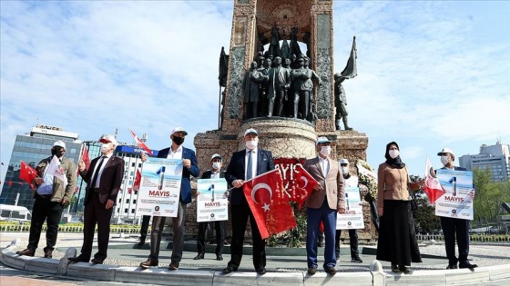 Sendikalar 1 Mayıs dolayısıyla Taksim Cumhuriyet Anıtı'na çelenk bıraktı