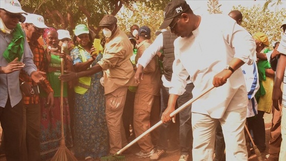 Senegal Cumhurbaşkanı elinde süpürgeyle sokak temizledi