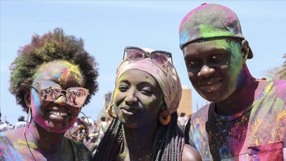 Senegal&#039;de Holi Festivali