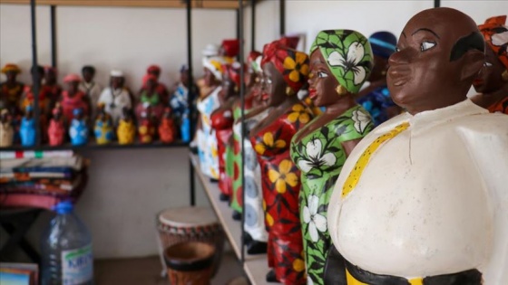 Senegal'in tarihi el sanatları pazarı salgına rağmen turist yolu gözlüyor