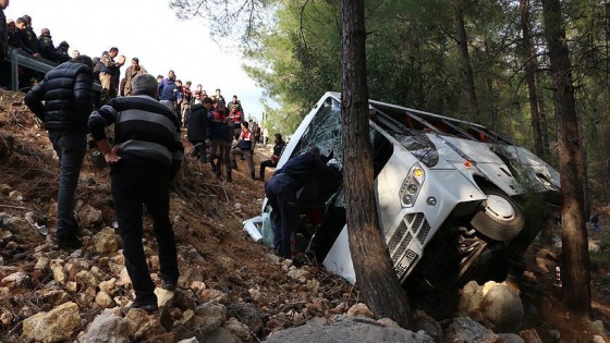 Şenlikten dönen minibüs şarampole yuvarlandı: 2 ölü, 16 yaralı