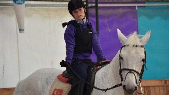 Serebral palsi hastası Canan 'para at terbiyesi' yarışmasında başarı için mücadele verecek