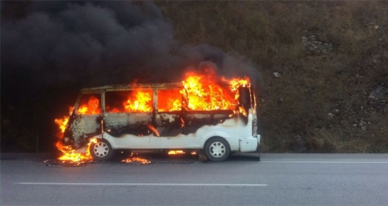 Servis minibüsü alev alev yandı...