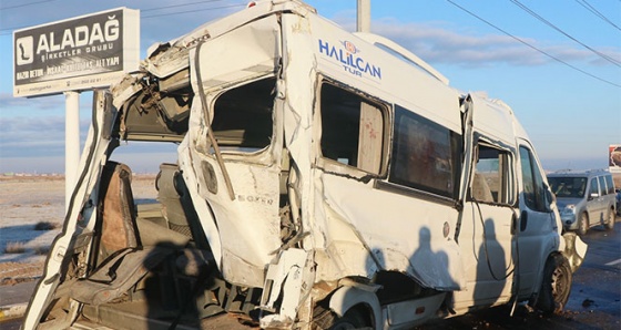 Servis otobüsü ve minibüsü çarpıştı: 17 yaralı