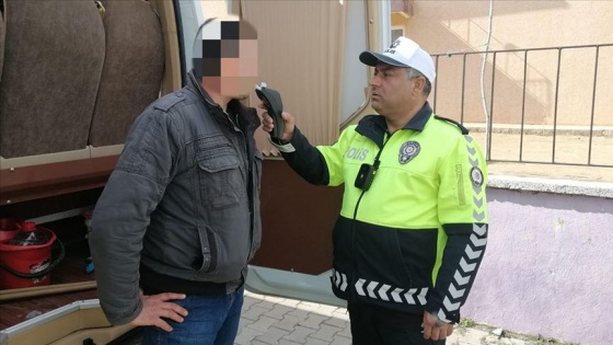 Servis soförü alkollü çıkınca öğrencileri okula polis götürdü