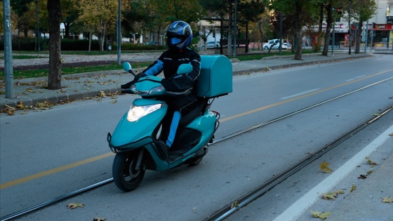 Sessiz sokakların motorlu kuryeleri 'gastronomi şehri'nde yoğun mesaide