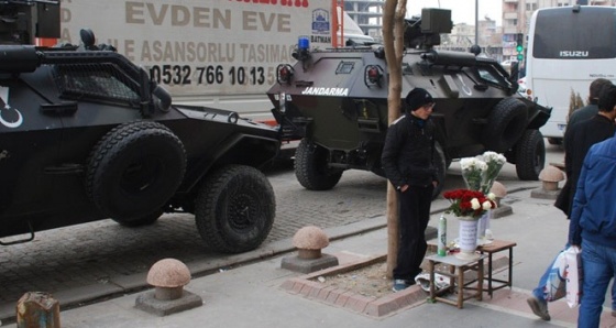 Sevgililer Günü'nde panzerin dibinde çiçek sattı