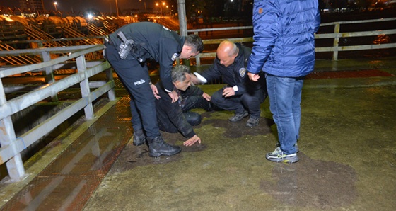 Seyhan Nehri’ne düşen adamı vatandaşlar kurtardı