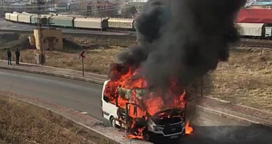 Seyir halindeki minibüs alev alev yandı!